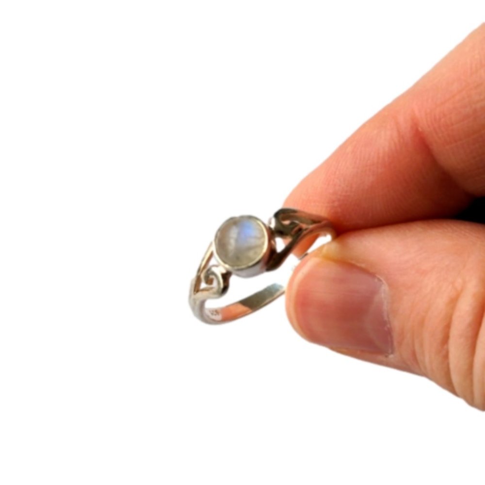 Vintage 925 sterling silver ring with moonstone, size 7.25-7.5